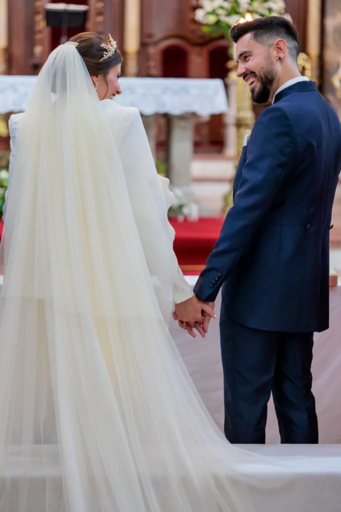 Novios de la mano durante la ceremonia de boda en Jaén