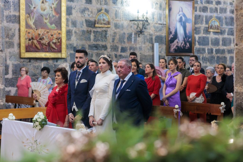 Novios junto a sus familiares durante la ceremonia de boda en iglesia en Jaén
