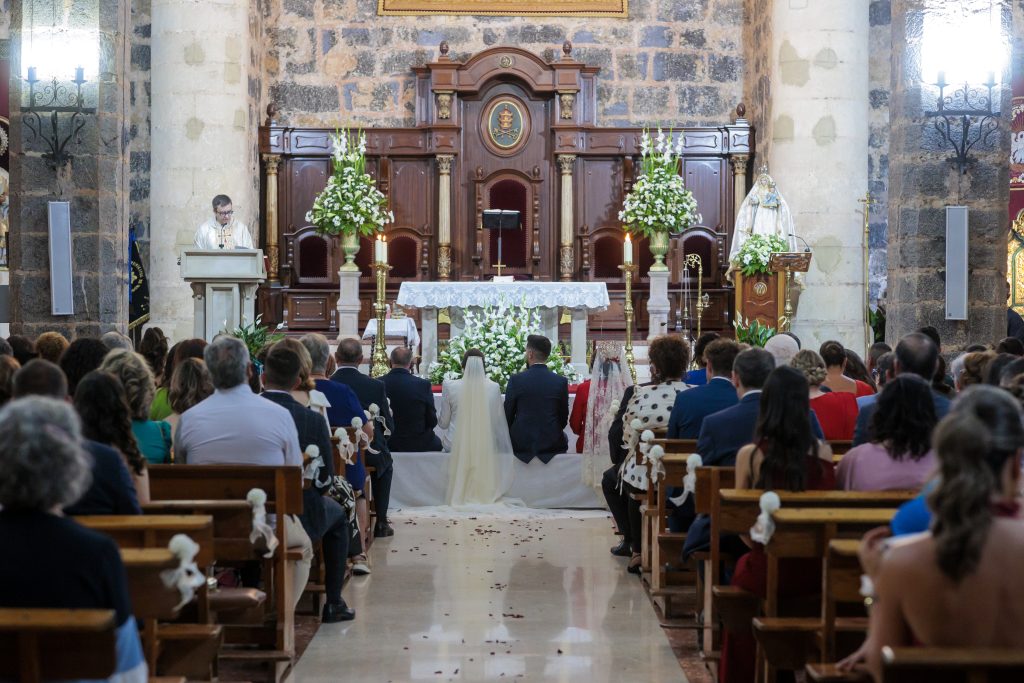 Ceremonia religiosa de boda en iglesia en Jaén con invitados