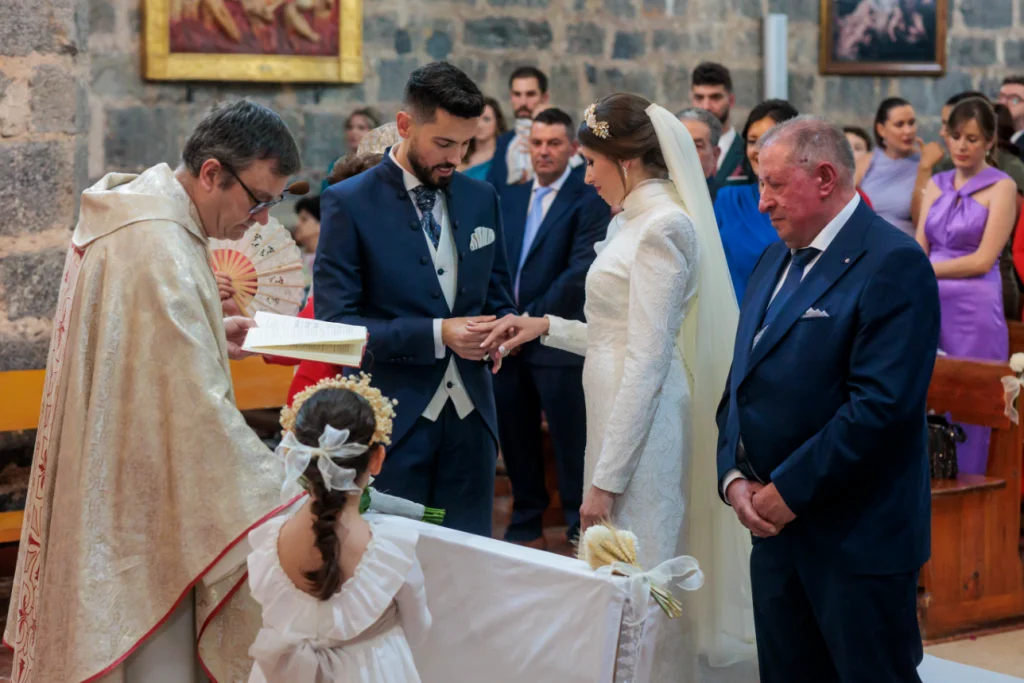 Intercambio de anillos durante la ceremonia nupcial