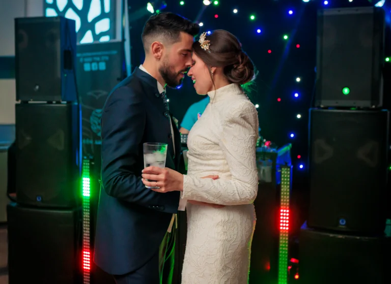 Novios bailando durante la fiesta de boda en Jaén