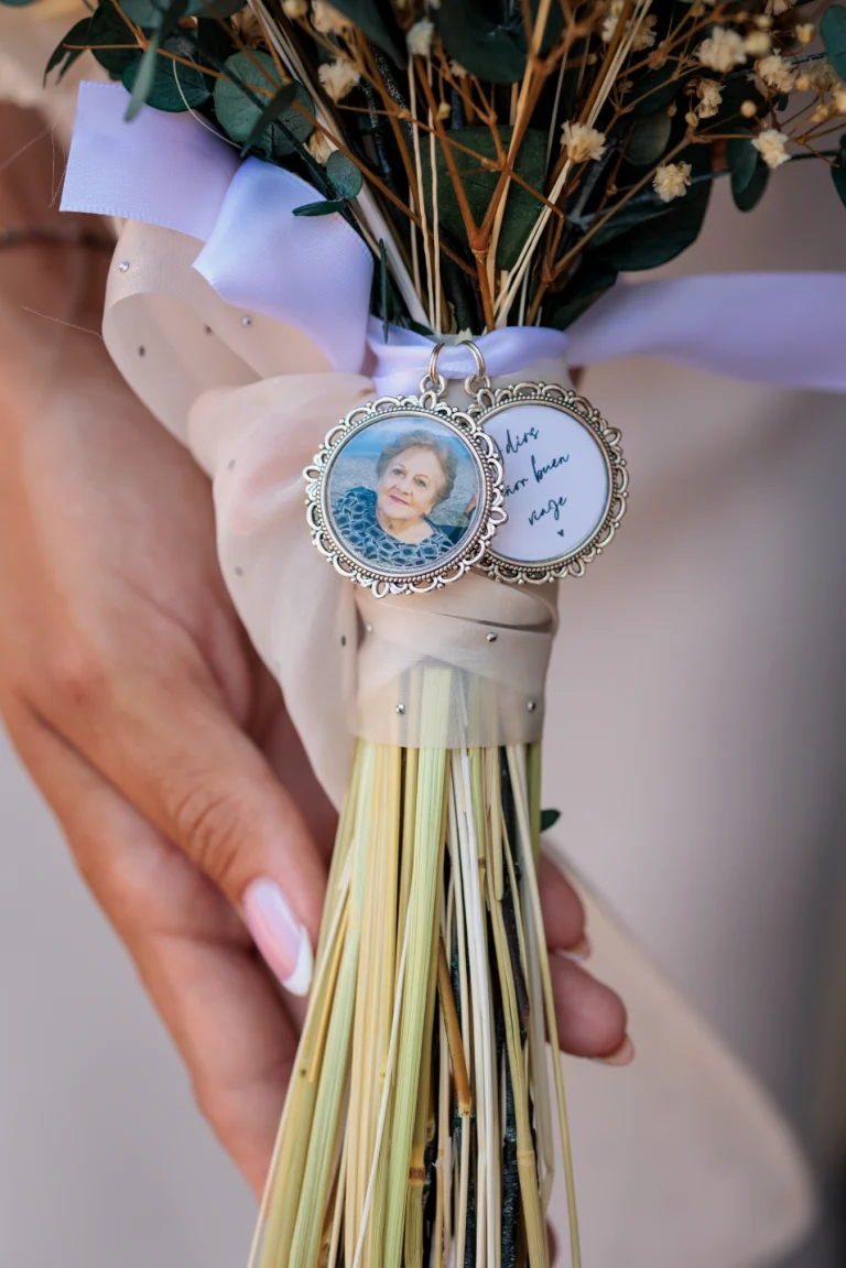 Ramo de novia con medallón personalizado durante boda en Jaén.
