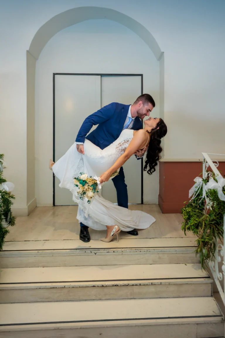 Novios posando tras la ceremonia durante su boda en Jaén