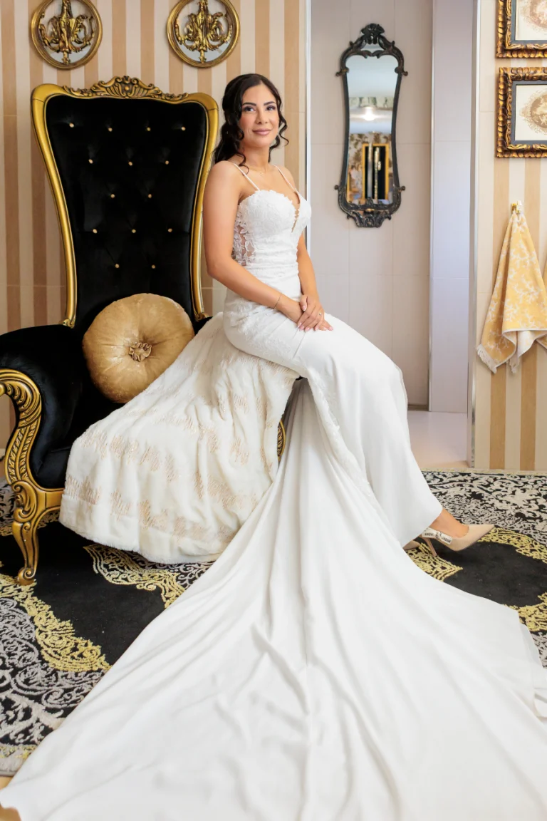Retrato elegante de novia sentada con vestido de boda en un interior clásico durante su boda en Jaén.