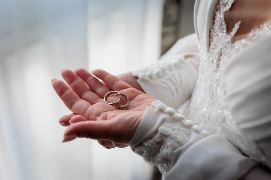 Detalle de las alianzas de boda sobre la mano de la novia antes de la ceremonia en Jaén.
