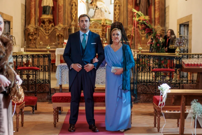 Novio esperando en el altar durante una ceremonia religiosa en una iglesia histórica de Jaén.