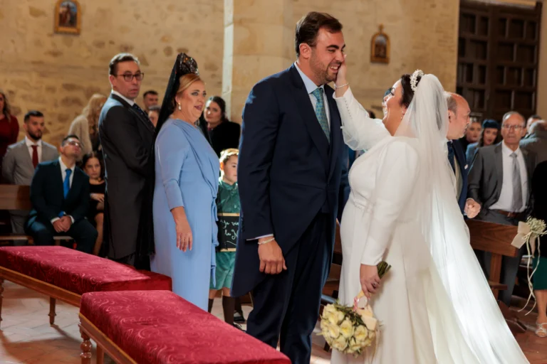 Novia sonriendo y tocando el rostro del novio durante la ceremonia religiosa en una iglesia de Jaé