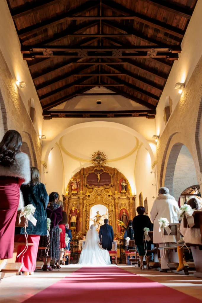 Ceremonia religiosa de boda en iglesia de Jaén con los novios en el altar