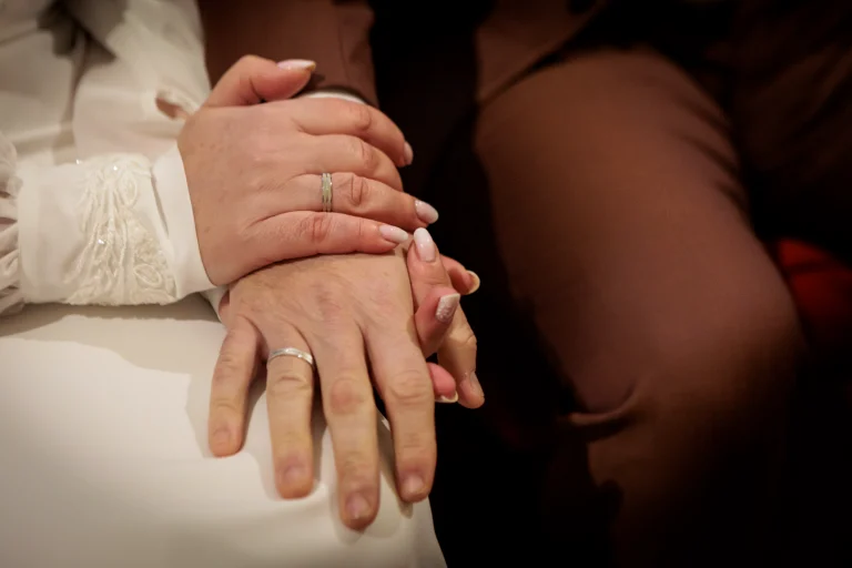 Detalle de las manos de los novios con sus alianzas durante la boda en Jaén.
