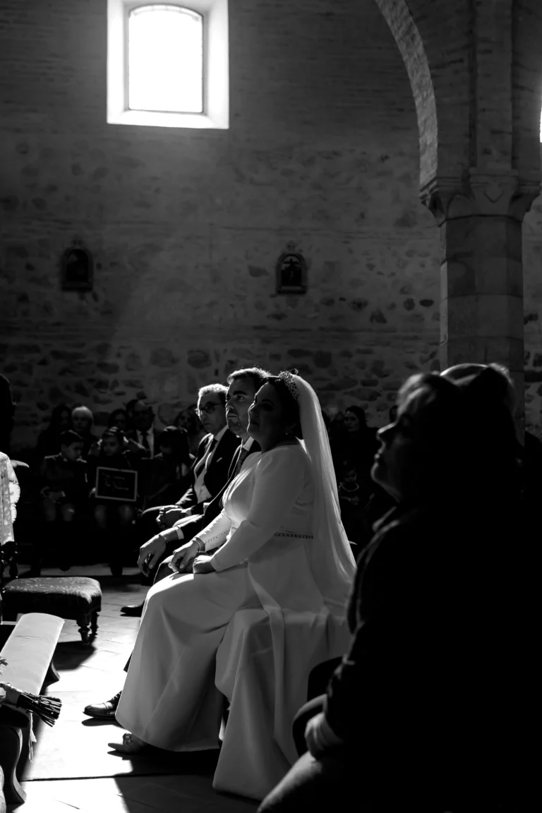 Novia durante la ceremonia en iglesia de boda en Jaén en fotografía en blanco y negro
