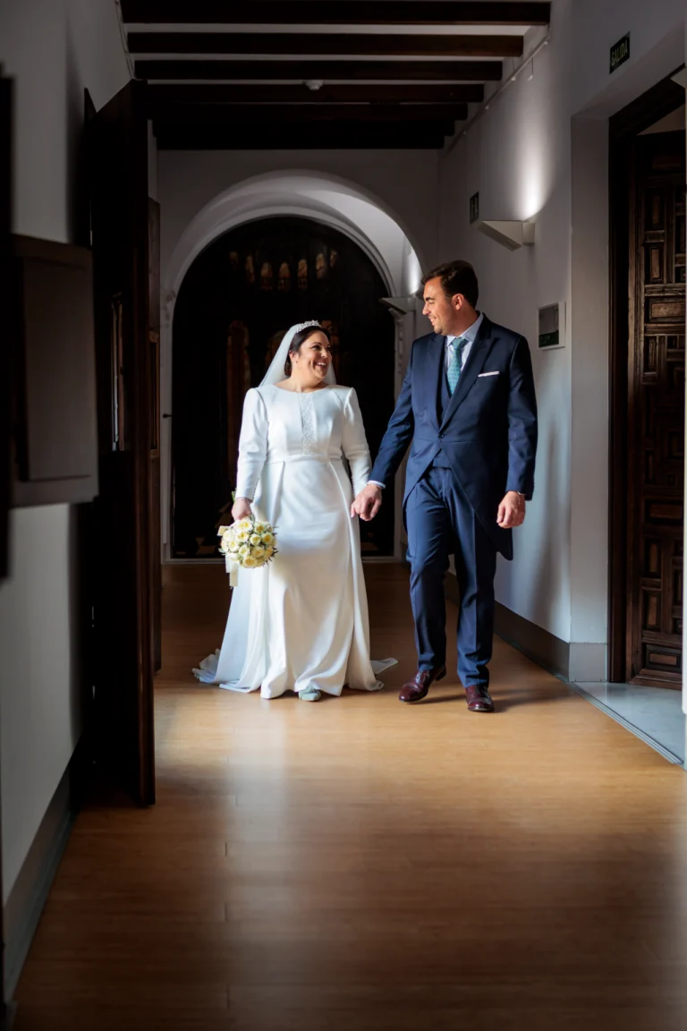 Novios caminando por el pasillo interior tras la ceremonia de boda en Jaén