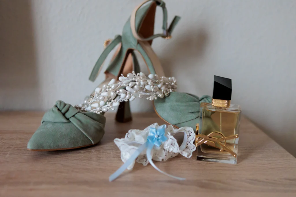 Detalle de accesorios de novia antes de la ceremonia