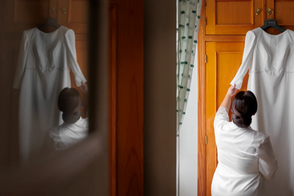 Novia mirando su vestido antes de la ceremonia