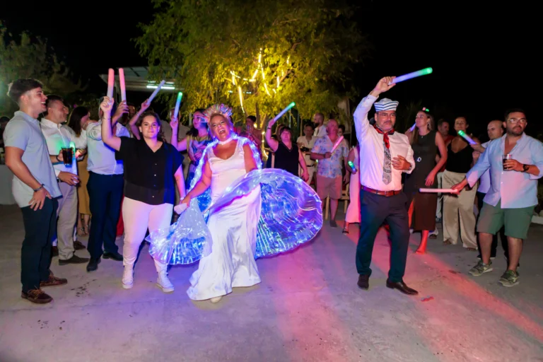 Novios y amigos bailando con luces y animación durante la fiesta nocturna de boda al aire libre en Jaén.