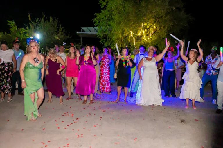 Invitados y novios bailando y celebrando durante la fiesta de boda al aire libre en Jaén por la noche.