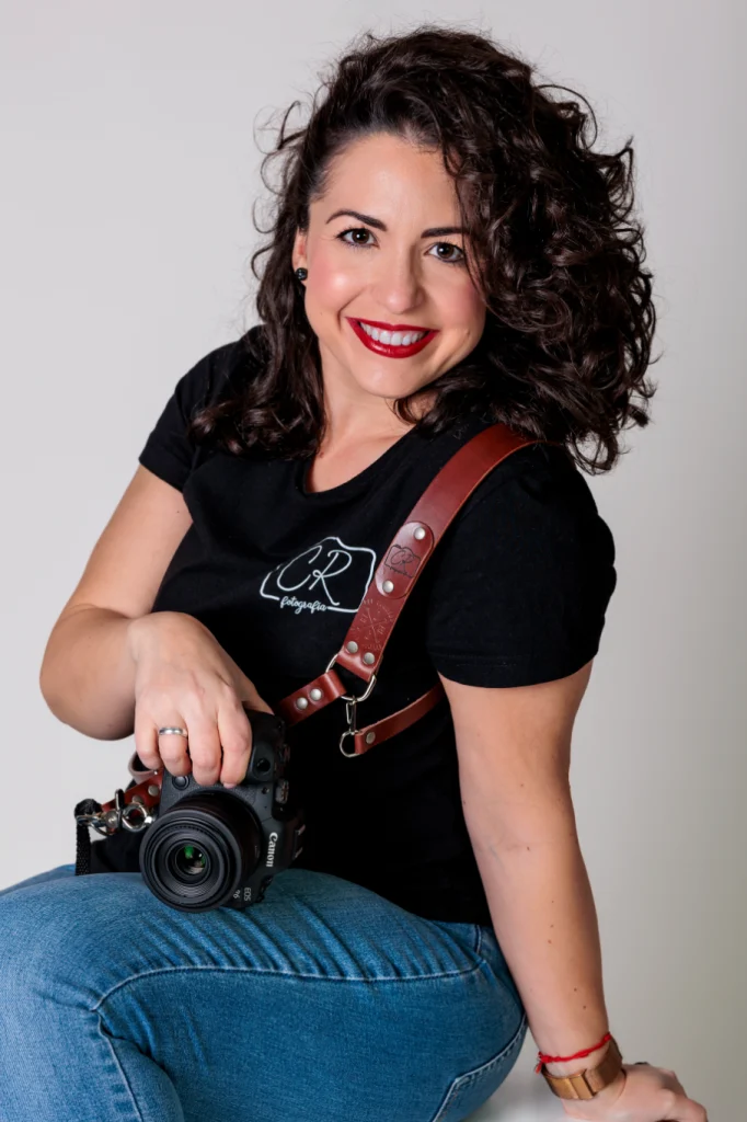 Retrato profesional de fotógrafa de bodas en Jaén con cámara en mano.