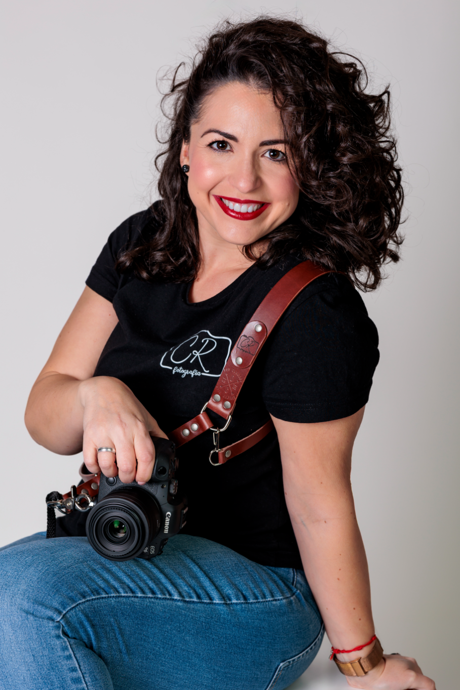 Retrato profesional de fotógrafa de bodas en Jaén con cámara en mano.