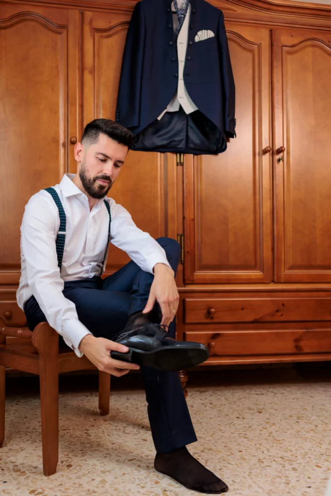 Novio poniéndose los zapatos antes del enlace