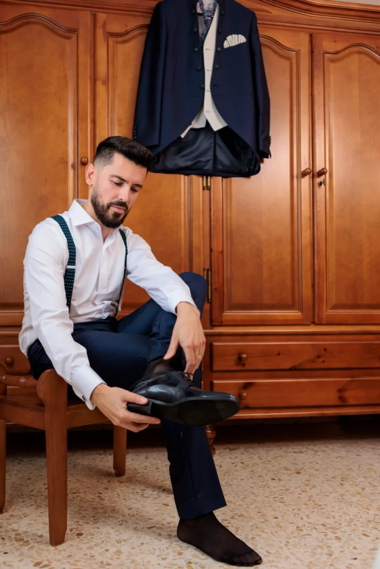 Novio poniéndose los zapatos antes del enlace