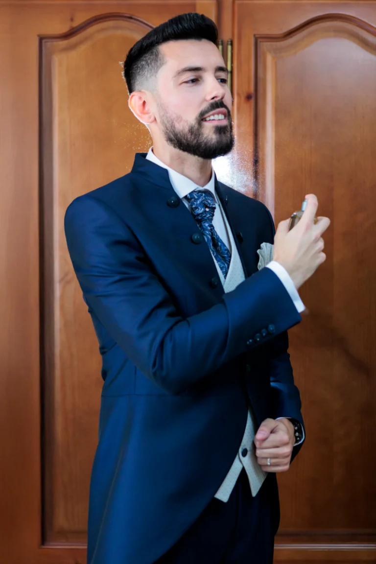 Novio aplicándose perfume durante los preparativos de boda en Jaén
