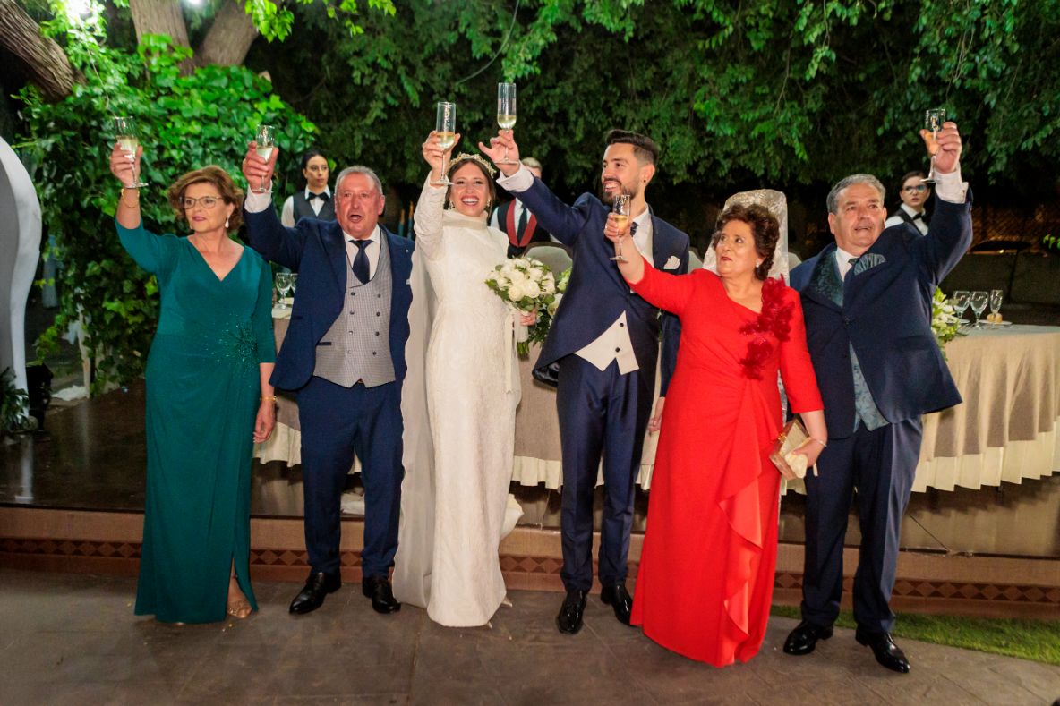 Novios brindando con familiares durante la celebración de boda en Jaén