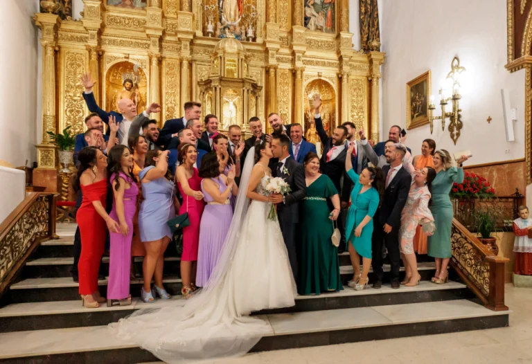 Novios celebrando junto a familiares y amigos dentro de la iglesia tras su boda en Jaén.