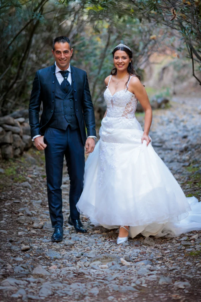 Novios caminando juntos por un sendero natural durante su sesión postboda en Jaén.