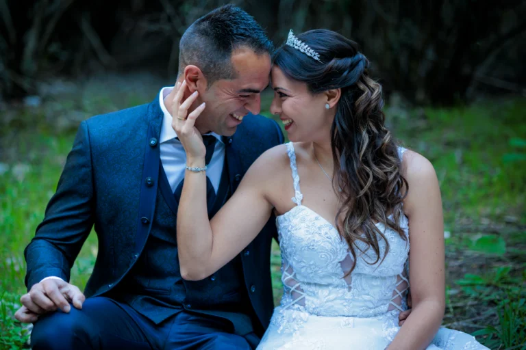 Primer plano de los novios sonriendo y mirándose con complicidad durante su sesión postboda en Jaén.